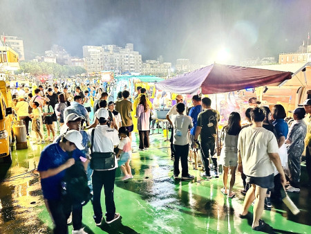 113年縣運會隆重開幕,選手之夜星光閃耀,現場嗨翻天,場邊還有美食園遊會, 6輛胖卡餐車販售美食,選手鄉親大快朵頤。(圖/文:曹重偉)