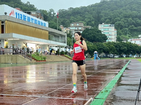 莒光徐香蘭1500M，以6分29秒58成績奪冠。