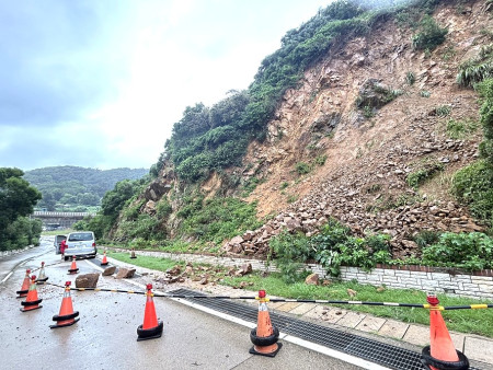 珠山電廠後方道路靠近勝利山莊下坡路段發生落石意外,提醒駕駛人注意安全。(圖/文:曹重偉)