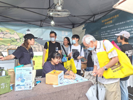 連江縣政府參與全國古蹟日行動博覽會,以「百年航標—點亮霧夜的海島微光」為主題,訴說東湧燈塔之於世界航道的文化路徑。活動首日,文化部長李遠前來攤位體驗「馬祖文化賞」。(圖:文化處)