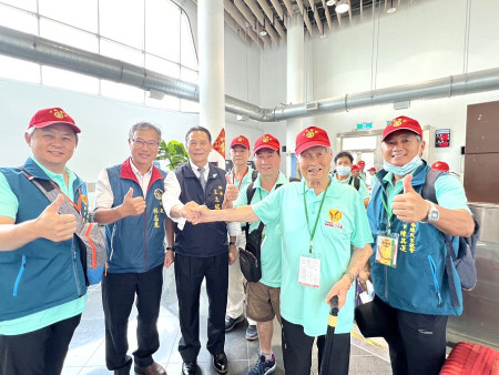 台灣、馬祖嶺南宗親會25日返鄉謁祖;高齡96歲的陳春水堅持參加,展現慎終追遠傳統美德。(圖/文:馮紹夫)