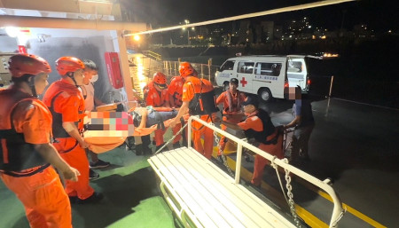 東引衛生所24日晚間19時許通報,1名女性印尼籍看護疑似闌尾炎,經醫生評估有就醫急迫性,由海巡隊派艇後送至縣立醫院就醫。(圖:馬祖海巡隊)