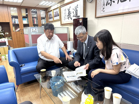 立法委員陳雪生積極爭取凱米颱風災損復建經費,25日與航港局長葉協隆討論災損復建事宜。(圖:立委陳雪生辦公室)