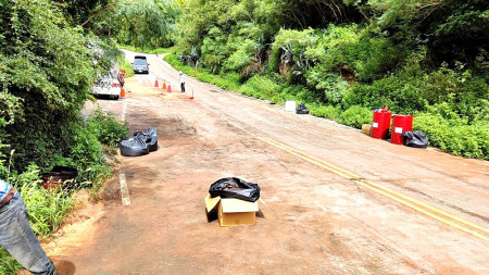志清電廠廢水處理設備槽內表層污泥溢出,勝利水庫、周邊道路遭到污染,電廠人員進行油污清除。(圖/文:馮紹夫)