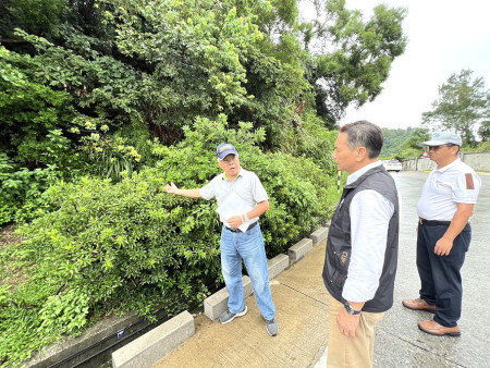 縣長王忠銘、副縣長陳冠人26日與環資局、產發處巡檢南竿環境。(圖/文:馮紹夫)