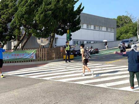 結合交通安全月活動,警察局加強校園交通安全及防詐宣導,配合開學啟動護童勤務機制,維護學生上下學交通安全。(圖:連江縣警察局)