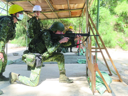 官兵跪姿射擊。（圖：鍾惟同）