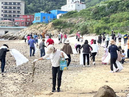 環資局金秋季珠螺淨灘海洋教育活動,2個多小時清除1.5噸海漂垃圾成果顯著。(圖/文:馮紹夫)