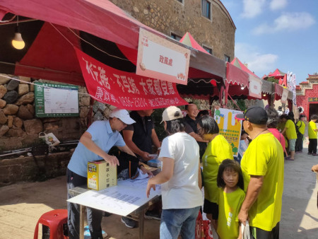 政風處配合出幼活動進行廉政宣導,透過互動交流方式讓廉政小叮嚀能深植民眾心中。(圖:縣府政風處)