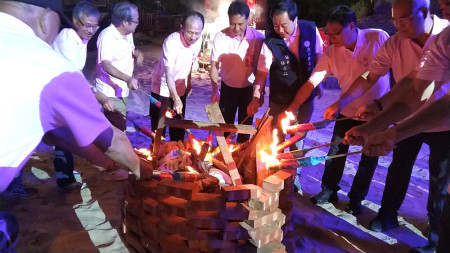 2024鐵板燒塔節以「團圓、豐收、沙灘派對」為主題,縣長和鄉親及遊客在鐵板沙灘,一起跳瓦塔舞、一起燒塔,以祈願更美好的生活。