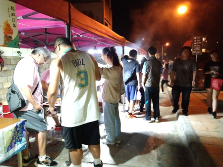 堤岸旁設置多個攤位的園遊會,讓民眾和遊客開心的吃喝,享受美食的樂趣。