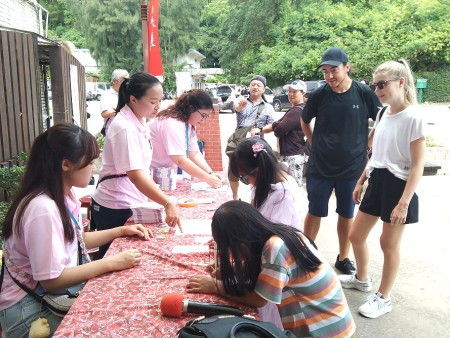 昨日下午1時,「鐵板燒塔節」正式登場,手寫除穢卡和扭白丸體驗,讓民眾都覺得相當新奇有趣,剛煮好的白丸甜湯更是不能錯過的在地美食小吃。(圖/文:黃沛宣)