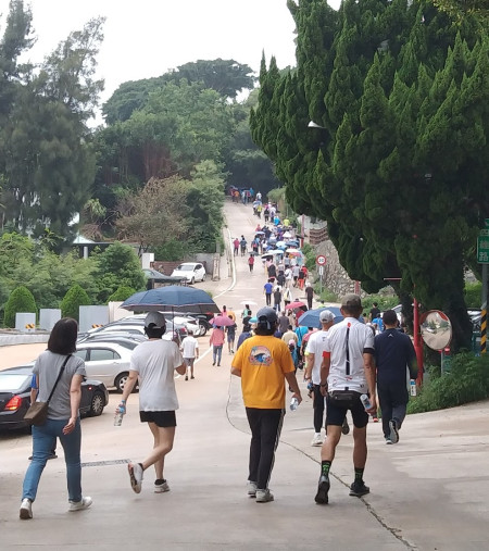 昨日上午9時,「運動i台灣2.0」四鄉五島大健行—南竿秋季場計畫,在馬港天后宮集合出發,涼爽的好天氣,吸引眾多鄉親朋友參加。(圖/文:黃沛宣)