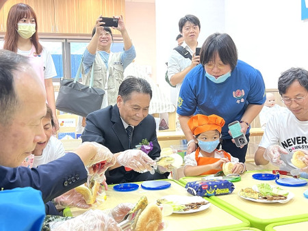 《天下》縣市施政滿意度調查出爐,王忠銘80.9排名全國第二,競爭力總排名689.02分是非六都第一名。(圖:本報資料室)