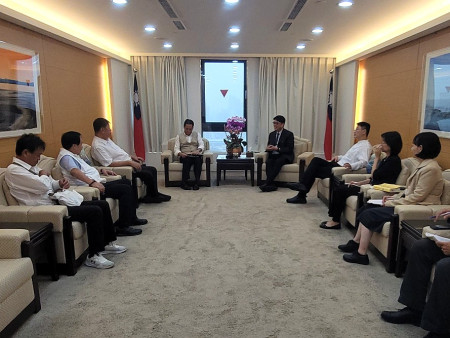縣長王忠銘偕同立委陳雪生、議長張永江拜訪陸委會,討論兩岸民生問題及陸客入境機制。(連江縣政府)