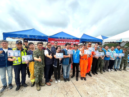 連江縣環資局113年改在莒光鄉青帆港舉辦海洋油污緊急應變演練,以提升當地各級應變單位對海洋油污染事件的應變能力。(圖:連江縣環資局)