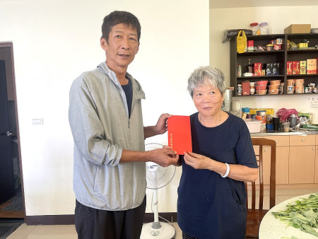 九九重陽節將至,鄉長陳樂禮代表縣長王忠銘前往長者家裡賀節並致贈禮金,祝福長者們身體健康、福壽延綿。(圖/文:宋幸儒)