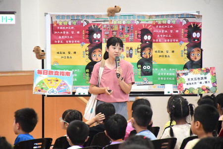　縣府教育處今年度113年度國中小營養巡迴講座開跑，1日下午來到介壽國小，邀請許鈺喬營養師主講「飲食看燈行、健康我最行」。（圖／文：曹重偉）