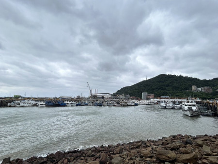 中度颱風山陀兒強度稍減弱且中心近似滯留,入夜前在高雄西南方海面;因應風浪威脅,地區主要漁、客船均已至福澳港內避風。(圖:氣象署、曹重偉)