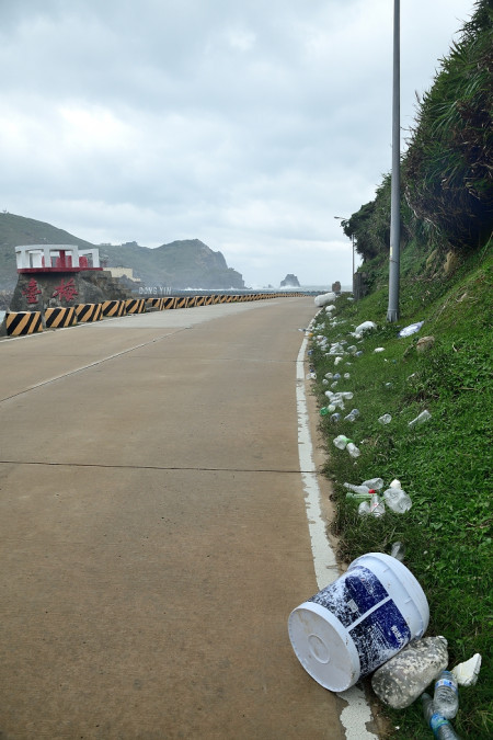 　強風惡浪肆虐，東引「東堤」大量海漂垃圾遭襲捲上岸，景觀狼藉。（圖／文：陳其敏）