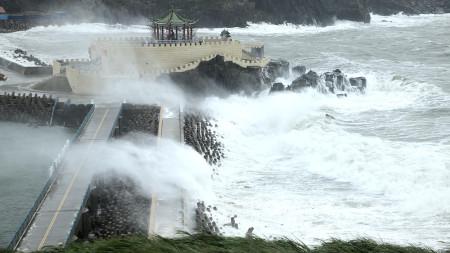 　風急浪高，東引中柱橋越浪洶湧。（圖／文：陳其敏）