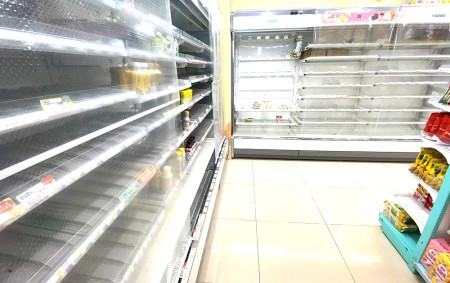 　台馬長程船班已停航6天，東引便利超商陳列便當等熟食及牛奶、麵包等食品的貨架早已販售一空。（圖／文：陳其敏）
