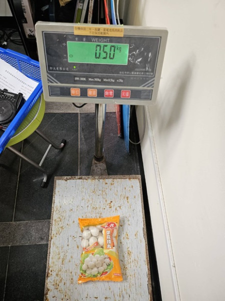 一名婦人攜帶這包含肉仿花枝丸挨罰新台幣20萬。