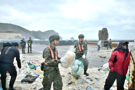 　東引軍民4日頂著強風清理「東堤」部分海漂垃圾，讓人車可以順暢通行。（圖／文：陳其敏）