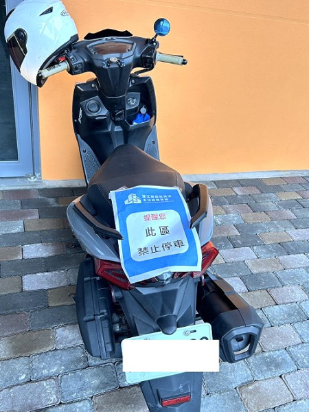 樂活體育館啟用以來,部分民眾因為貪圖便利,逕將機車停在體育館大門前方騎樓下,影響行人通行,縣府教育處提出呼籲。(圖/文:曹重偉)