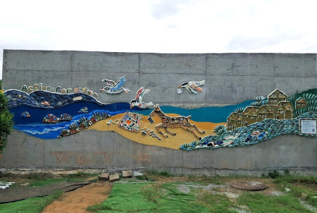 國立臺灣海洋大學馬祖校區推出全新景點—海廢再生藝術牆「天助自助,有如神助」,成為校園的一大亮點。(圖:國立臺灣海洋大學馬祖校區)