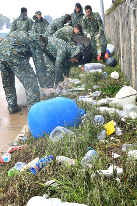 　東引「東堤」及周邊道路散落大量被巨浪沖上岸的垃圾，5日上午東引地區陸軍指揮部繼續動員國軍弟兄投入清理打掃，為維護環境清潔盡心力。（圖／文：陳其敏）