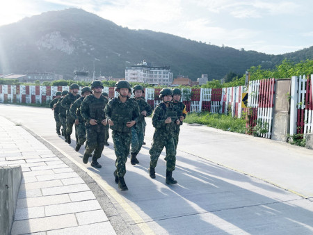 官兵武裝練跑。（圖：何蕙圳）