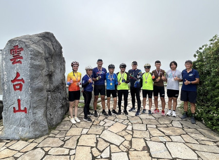 連江縣體育季自行車親子騎遊暨登高賽熱鬧開騎,頒獎典禮就在雲台山頂舉行,由全程跟騎的副縣長陳冠人頒獎給各獲獎騎手。(圖/文:曹重偉)