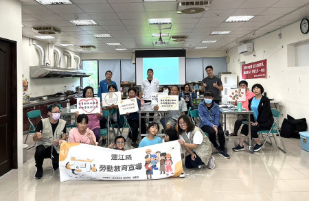 民社處6日舉辦勞動法令桌遊教育課程南竿場,邀請華育成律師及桌遊社林耕毅講師指導,參與鄉親對勞動法令議題回應熱絡。(圖:縣府民社處)