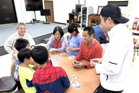 縣府民政社會處5日到東引鄉辦理勞動教育課程,並透過桌遊活動瞭解勞動相關法令教育。(圖:縣府民社處)