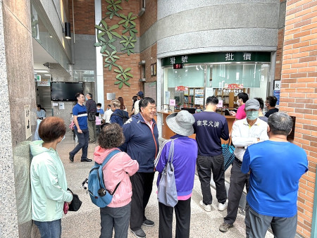 配合流感、新冠公費疫苗同步開打,提升接種率,衛生局6日安排縣立醫院加開假日門診,共接種319劑,流感204劑、新冠115劑。(圖/文:曹重偉)