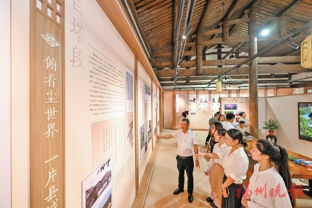 市民遊客在館內參觀。