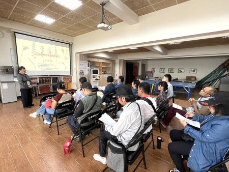 文化處於日前在鐵板社區辦理文化資產教育推廣活動,活動包含文化資產基礎認識和解說導覽,更進一步體認文化資產保存的重要性。(圖:縣府文化處)