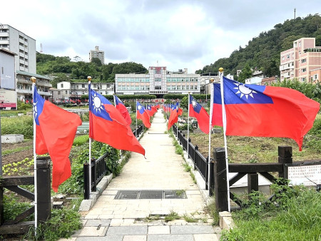 迎接雙十國慶,民社處近日在縣府前蔬菜公園及南竿多處重要路段,豎起一連串的青天白日滿地紅國旗,感受到熱烈的國慶氛圍。(圖/文:曹重偉)
