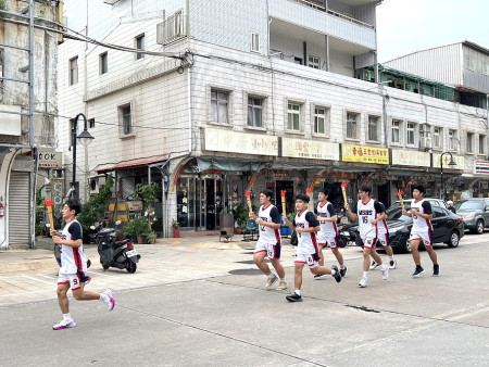 第10屆離島運動會聖火8日抵達馬祖,17日到19日在金門舉辦各項賽事,增進離島間交流。(圖/文:馮紹夫)