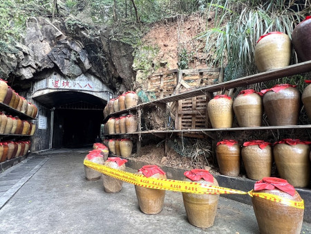八八坑道口邊坡部分坍方,馬祖酒廠已經展開工程招標進行修繕。(圖/文:馮紹夫)