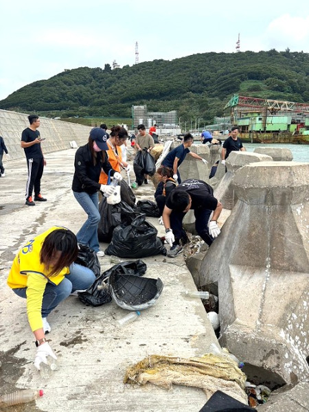 連江縣港務處執行中央向海致敬計畫,8日動員相關單位60餘人在福澳港區北堤淨灘,清出1300多公斤海漂垃圾。(圖:港務處)