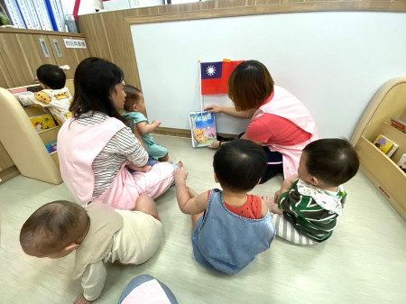 南竿鄉公共托育中心本週舉辦國慶日教學活動,保母老師帶領小朋友們認識國旗及雙十國慶的由來,一起祝賀中華民國113年國慶。(圖:南竿公托)