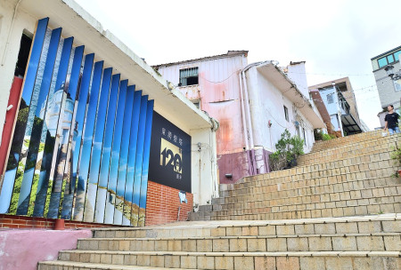 　東湧燈塔120週年「藝文展覽區」，展出到10月31日，只要在任一展點拍照並於社群媒體分享，即能獲得限量東湧燈塔立體造型明信片。（圖／文：陳其敏）