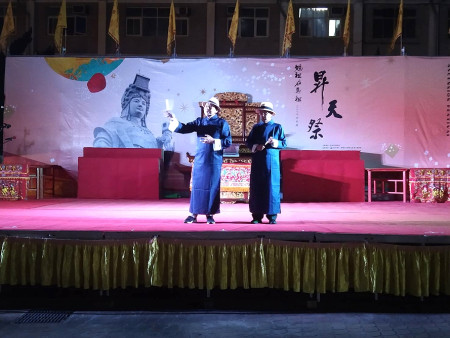 「媽祖昇天祭平安晚會」於昨日晚間7點半登場,馬悠蹈嶼舞蹈團、雙人相聲和雅韻合唱團帶來精彩有趣的表演。(圖/文:黃沛宣)