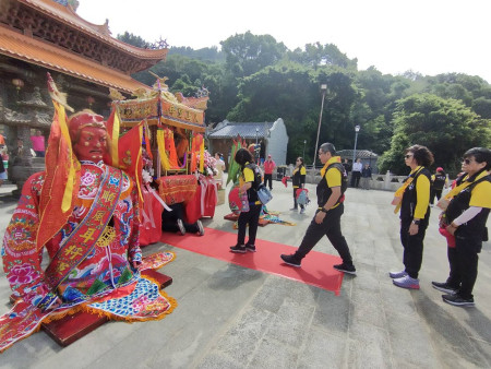 昨日在馬港天后宮所舉辦的媽祖昇天祭祭祀大典,以遵循古禮及傳統古樂舞方式進行,祭祀隊伍由主祭官縣長王忠銘帶領下,為馬祖祈福。(圖/文:黃沛宣)