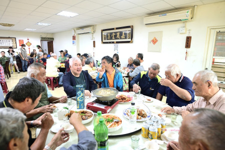 　東引鄉舉辦重陽節敬老聯誼餐會，鄉長林德建等人代表縣長王忠銘表揚模範老人陳寶金、敬老楷模董秀備，氣氛溫馨且充滿歡笑。（圖／文：陳其敏）