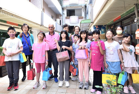 　歡喜重陽節！東引國中小四年級學生走進社區，以閩東語歌謠與祝福語向長者表達敬意與關懷。（圖／文：陳其敏）