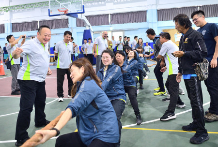 　連江縣各鄉消防、義消人員齊聚東引舉辦體技能交流活動暨無人機及消防機器人啟用典禮，消防署副署長馮俊益、議長張永江等人專程到場加油打氣，肯定消防、義消人員的努力付出與奉獻。（圖／文：陳其敏）