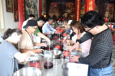 　第三屆馬祖生活節．津冬酒祭12日在津沙聚落歡喜開幕，4主題活動匯聚傳統與現代文化，遊客鄉親享受美食、藝術與傳統技藝。（圖／文：曹重偉）